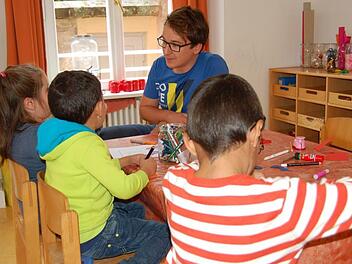 Die Kinder spielen ganz selbstverständlich miteinander. Die zwei Jungs im Vordergrund haben in der Tagesstätte gelernt, deutsch zu sprechen. Inzwischen verstehen sie Florian Linke problemlos. Aus Sicherheitsgründen werden die Gesichter der Kinder nicht gezeigt und ihre Namen nicht genannt. Foto: Helke Renner