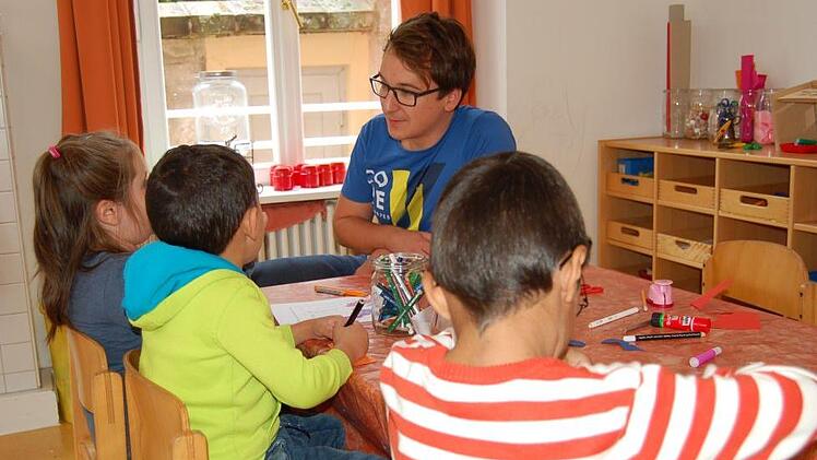 Die Kinder spielen ganz selbstverständlich miteinander. Die zwei Jungs im Vordergrund haben in der Tagesstätte gelernt, deutsch zu sprechen. Inzwischen verstehen sie Florian Linke problemlos. Aus Sicherheitsgründen werden die Gesichter der Kinder nicht gezeigt und ihre Namen nicht genannt. Foto: Helke Renner