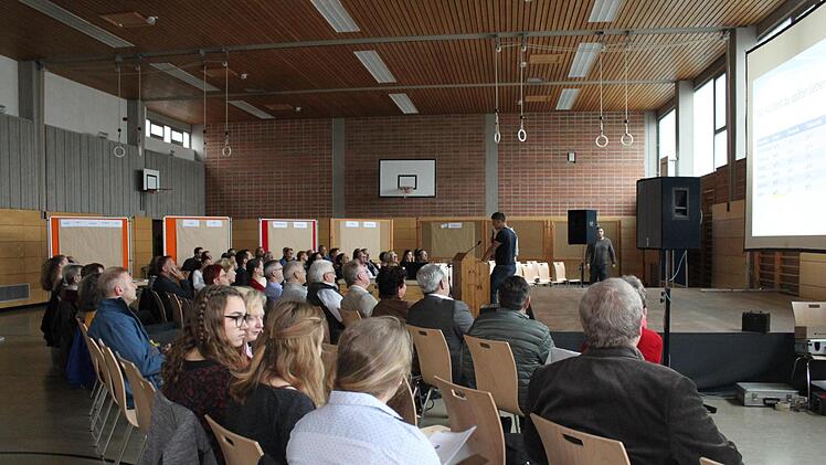 Schüler stellen ihre Umfrageergebnisse vor. Foto: Carmen Schwind
