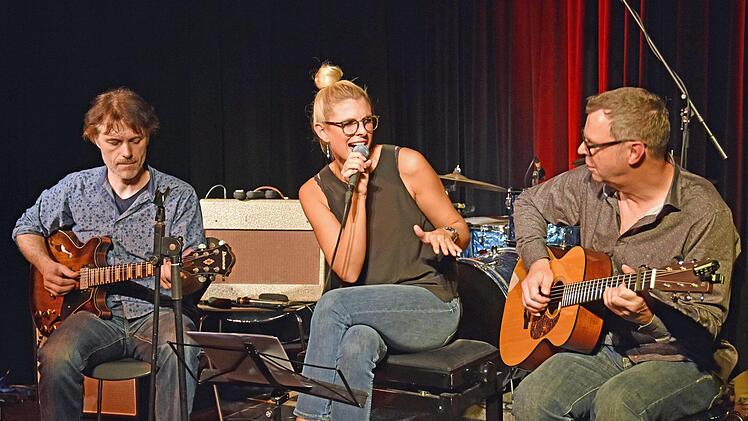 Das Trio "Sophie & the Blues" mit Klaus Neubert, Sophia Weinberger und Niko Wörtmann (von links) wird die 10. Haßfurter Bluesnacht am 24. November in der Rathaushalle eröffnen.Ulrike Langer