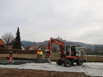 Direkt am Flutmuldendamm entsteht unweit des Pörbitscher Platzes ein neuer Spielplatz. Im Bild Bauhofmitarbeiter Thomas Buß (links) sowie stellvertretender Bauhofleiter Michael Dörsch (Mitte) und der Leiter der Tiefbauabteilung, Ingo Wolfgramm.  Foto: Katrin Geyer