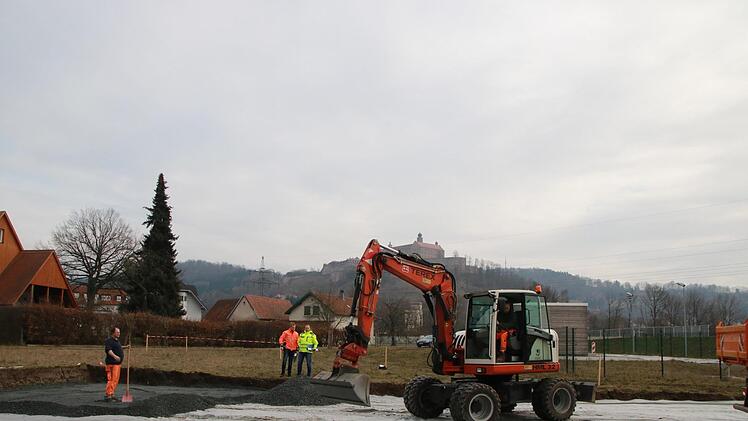 Direkt am Flutmuldendamm entsteht unweit des Pörbitscher Platzes ein neuer Spielplatz. Im Bild Bauhofmitarbeiter Thomas Buß (links) sowie stellvertretender Bauhofleiter Michael Dörsch (Mitte) und der Leiter der Tiefbauabteilung, Ingo Wolfgramm.  Foto: Katrin Geyer