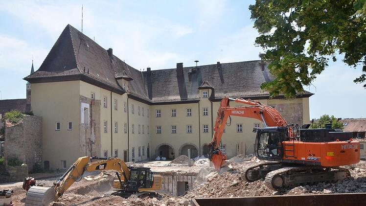 Das Bild entstand im Juni 2019, ebenfalls aus Blickrichtung Schlossgraben: Das Rathaus ist abgerissen, Damals begann der Bagger mit dem Beseitigen der  Schuttberge.  Foto: Bernhard Panzer