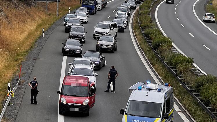Mann schlägt auf Polizisten ein: Großfahndung nahe der A93 in Oberfranken beendet