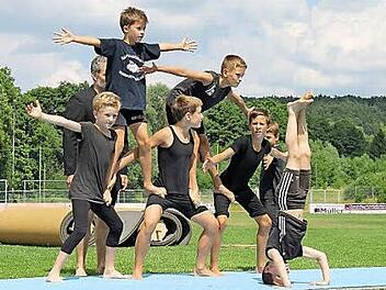 Tolle Figuren, Räder und Purzelbäume zeigten die Turn-Jungs des TV.