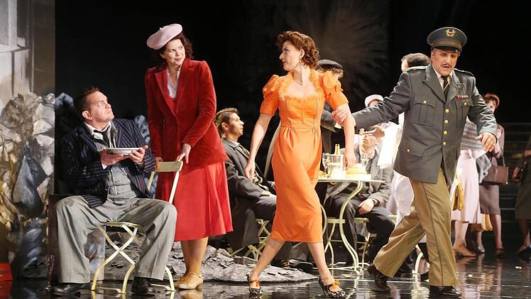 Szene aus der Neuinszenierung von "La Bohème" am Landestheater CoburgFoto: Henning Rosenbusch