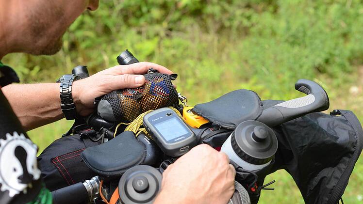 Die Orientierung erfolgt ausschließlich über GPS. Das Gepäck wiegt in etwa so viel wie das Karbonrad: ca. neun Kiloramm. Foto: Jürgen Schmitt