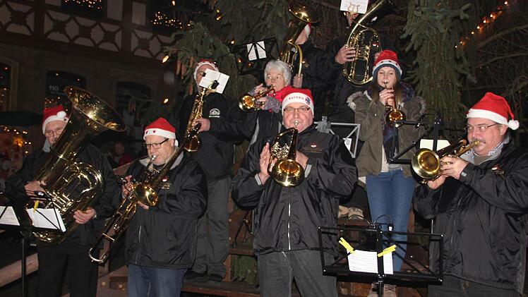 Die Ziegelangerer Blasmusik spielte unter dem Weihnachtsbaum.