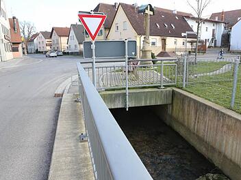 Die Kreuzung in Straßgiech wurde erst saniert, der Platz mit viel Einsatz der Bürger gestaltet. Nun hat das Staatliche Bauamt festgestellt, dass der Kanal, durch den der Pünzenbach fließt, marode ist. Die Kreuzung muss erneut aufgerissen werden.  Foto: Barbara Herbst