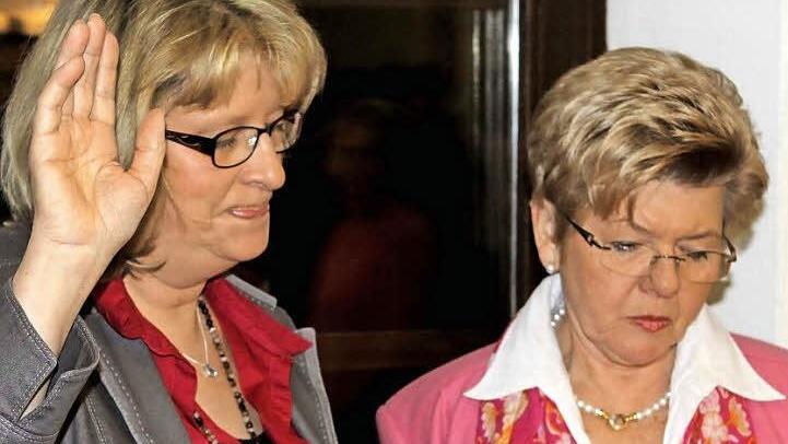 Bürgermeisterin Gabi Weber (rechts) vereidigte zu Beginn der Stadtratssitzung am Dienstag die Nachrückerin Karin Schülein (SPD). Sie tritt die Nachfolge des langjährigen Stadtrates Christof Körner an.  Foto: M. Wunder