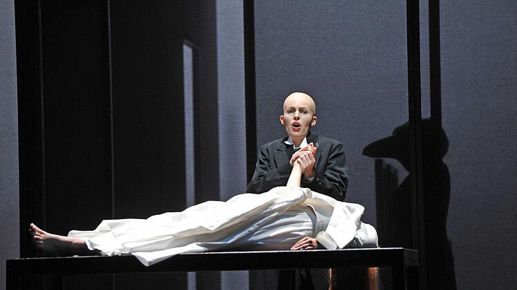 "The Raven": Szene aus Toshio Hosokawas Kammeroper mit Verena Usemann. Das Werk feierte am Landestheater Coburg feierte.Foto: Andrea Kremper