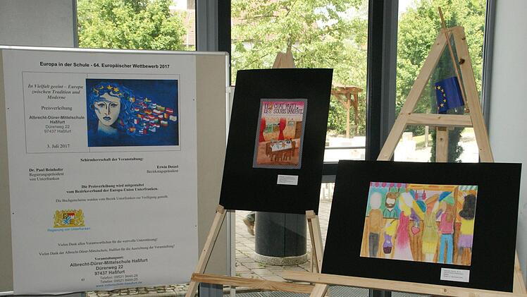 Noch bis zum 7. Juli sind die ausgezeichneten Arbeiten des Europäischen Wettbewerbs in der Aula der Albrecht-Dürer-Mittelschule in Haßfurt ausgestellt. Foto: Sabine Weinbeer