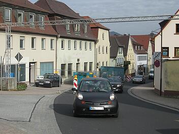Für Verdruss sorgt die Ampelregelung an der Baustelle des neuen Rathauses. Der Markt Euerdorf wollte hier eine Einbahnstraße einrichten.         Winfried Ehling