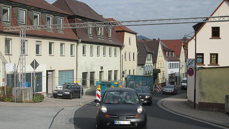 Für Verdruss sorgt die Ampelregelung an der Baustelle des neuen Rathauses. Der Markt Euerdorf wollte hier eine Einbahnstraße einrichten.         Winfried Ehling