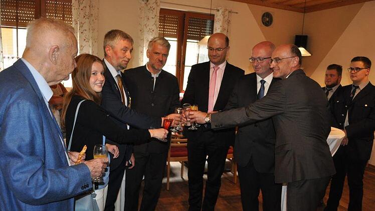 Stoßen auf das Bürgerfest an: Albert Meyer, Landtagskandidatin Juliane Demar, Bürgermeister Ralf Nowak, MdL Steffen Vogel, Minister  Albert Füracker, CSU-Ortsverbandsvorsitzender Markus Oppelt und Landrat Wilhelm Schneider.Simon Albrecht