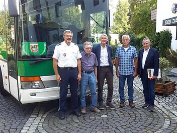 Kurz vor Seminarbeginn trafen sich am Polizeibus (von links) Inspektionschef Herbert Markert, Chorleiter Jürgen Pfarr, 2. Bürgermeister Jürgen Pfister, Organisationsleiter Manfred Stein und PCW-Vorsitzender Horst Assmann. Foto: Rolf Pralle
