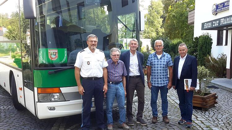 Kurz vor Seminarbeginn trafen sich am Polizeibus (von links) Inspektionschef Herbert Markert, Chorleiter Jürgen Pfarr, 2. Bürgermeister Jürgen Pfister, Organisationsleiter Manfred Stein und PCW-Vorsitzender Horst Assmann. Foto: Rolf Pralle