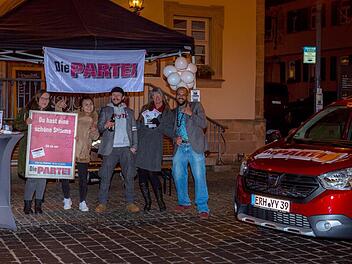 Am Donnerstagabend gab's einen Infostand der "Partei" vor der Herzo-Bar. Der sei gut angenommen worden und habe das Nachtleben bereichert, sagt Spitzenkandidatin Gabi Bitter.  Foto: Jessica Lechner
