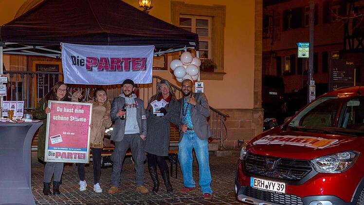 Am Donnerstagabend gab's einen Infostand der "Partei" vor der Herzo-Bar. Der sei gut angenommen worden und habe das Nachtleben bereichert, sagt Spitzenkandidatin Gabi Bitter.  Foto: Jessica Lechner