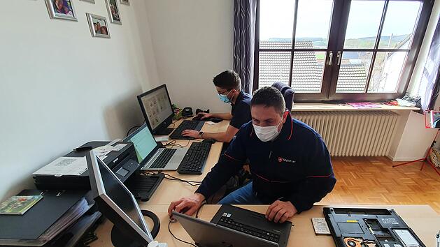 Die Computer-Spezialisten der Malteser haben alte Computer wieder zu neuem Leben erweckt. (hinten Florian St&uuml;rmer und vorne Heiko Hertl).  Foto: Philipp Bauernschubert