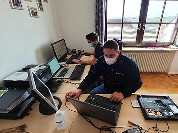Die Computer-Spezialisten der Malteser haben alte Computer wieder zu neuem Leben erweckt. (hinten Florian Stürmer und vorne Heiko Hertl).  Foto: Philipp Bauernschubert