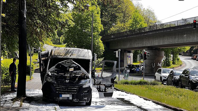Zum Wohnmobil ausgebauter Van brennt aus