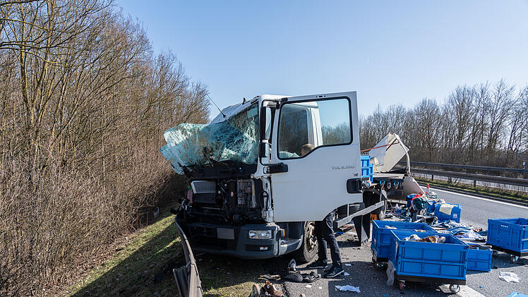 Schuhe auf der Fahrbahn verteilt - A70 nach Lkw-Unfall aktuell gesperrt