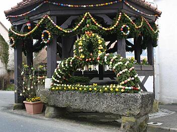 Der Osterbrunnen von Pinzberg Foto: Löwisch
