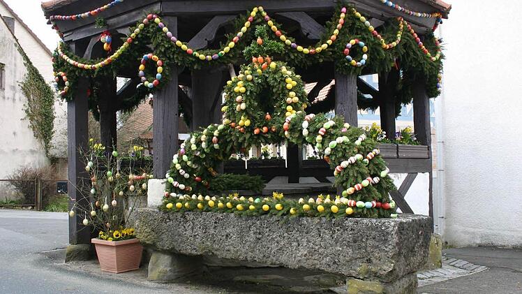 Der Osterbrunnen von Pinzberg Foto: Löwisch