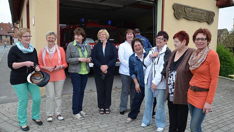 Trafen sich nach über 40 Jahren an alter Wirkungsstätte wieder: die neun Frauen der ersten aktiven Gauaschacher Damen - Feuerwehrgruppe vonlinks: Herlinde Vollmuth (ehemals Oswald), Hildegard Fröhlich (Weber), Maria Knöferl (Engelhardt), Gudrun Gerhard (Schwab), Inge Hart (Meder), Marion Hartmann (Weidner), Anita Huppmann (Hauptmann), Anita Kippes(Göbel) und Elisabeth Pfister (Dorn).