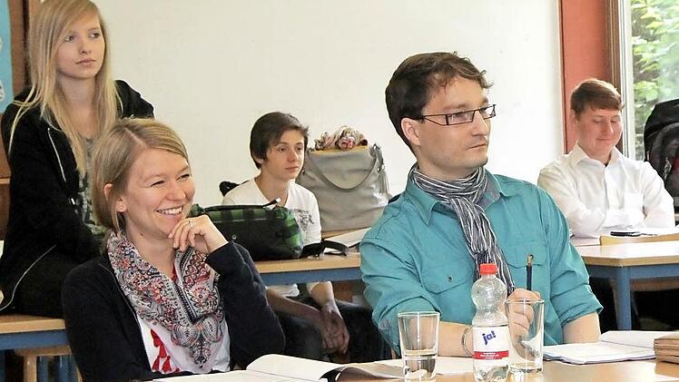 Spaß und Konzentration bei den Proben: Die Lehrer Judith Fischer und Daniel Stephan haben die Leitung bei der Schultheateraufführung.