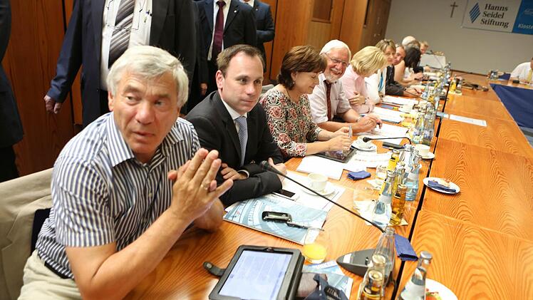 Der Rummel ging im Inneren weiter.