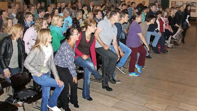 Kniescheibe als Gedächtnisstütze für Pfeilschuss - die Zuhörer waren mit Ganzkörper-Einsatz gefordert. Foto: Ralf Kestel