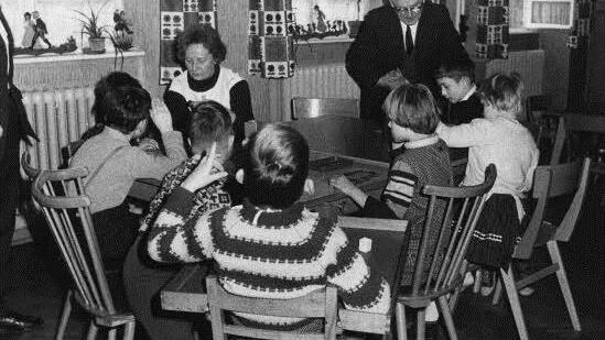 Erzieherin Elisabeth Vöcklinghaus und Bertold Scharfenberg mit Kindern in den Pionierzeiten der Bamberger Lebenshilfe Foto: Lebenshilfe