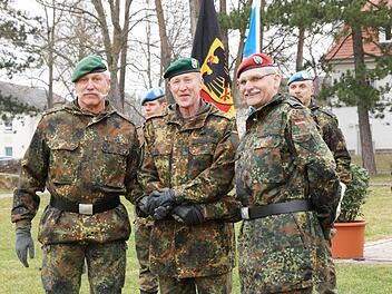 Generalmajor Walter Spindler (Mitte) besiegelt den Kommandowechsel von Oberst Reinhard Barz (rechts) an Oberst Michael Uhrig (links) mit einem Handschlag. Foto: Arkadius Guzy