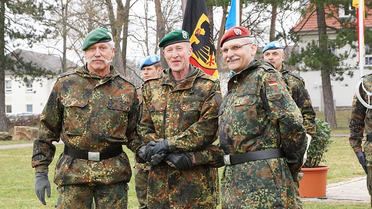 Generalmajor Walter Spindler (Mitte) besiegelt den Kommandowechsel von Oberst Reinhard Barz (rechts) an Oberst Michael Uhrig (links) mit einem Handschlag. Foto: Arkadius Guzy
