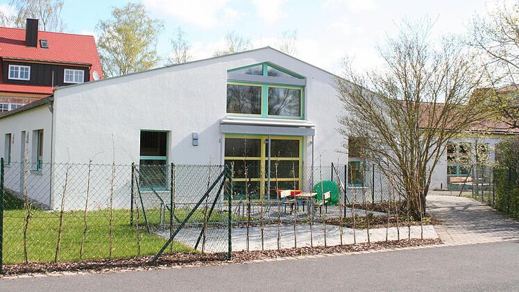 Der Krippenneubau ist mit dem Katholischen Kindergarten Sankt Johannes (rechts hinten) durch einen Zwischenbau verbunden.