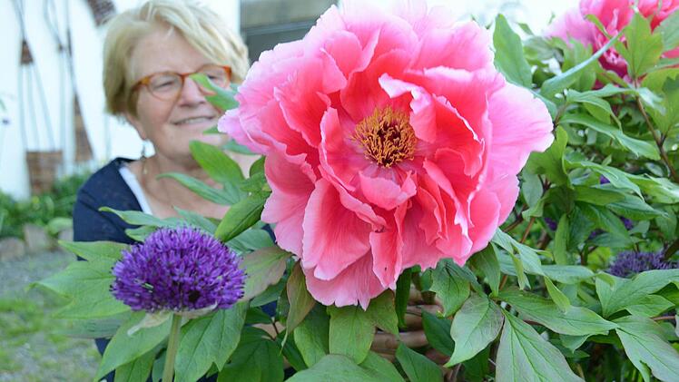 Die Traumgarten AG zu Besuch bei Anita Heerdegen im Guttenberger Ortsteil Eeg. Foto: Dagmar Besand
