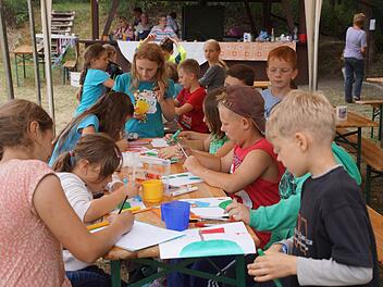 Viel Abwechslung, wie etwa einen Malwettbewerb, gab es beim Sommercamp der Reservistenkameradschaft Großwenkheim.  Foto: Anton Then
