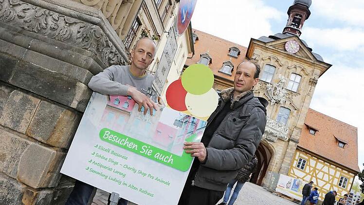 Die Geschäftsleute Mirco Biasini (rechts) und Robert Lorang haben auch dort weniger Kundschaft, wo gar keine Baustelle ist.  Foto: Matthias Hoch