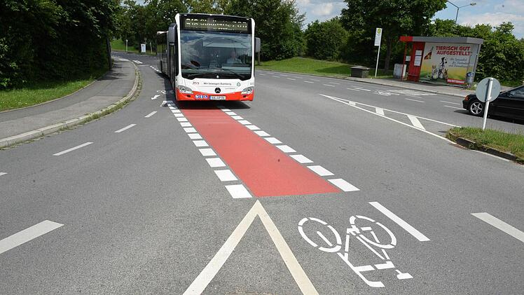 Neuen Fahrbahnmarkierungen sollen Rechtsabbieger auf Radfahrer aufmerksam machen. Foto: Ronald Rinklef