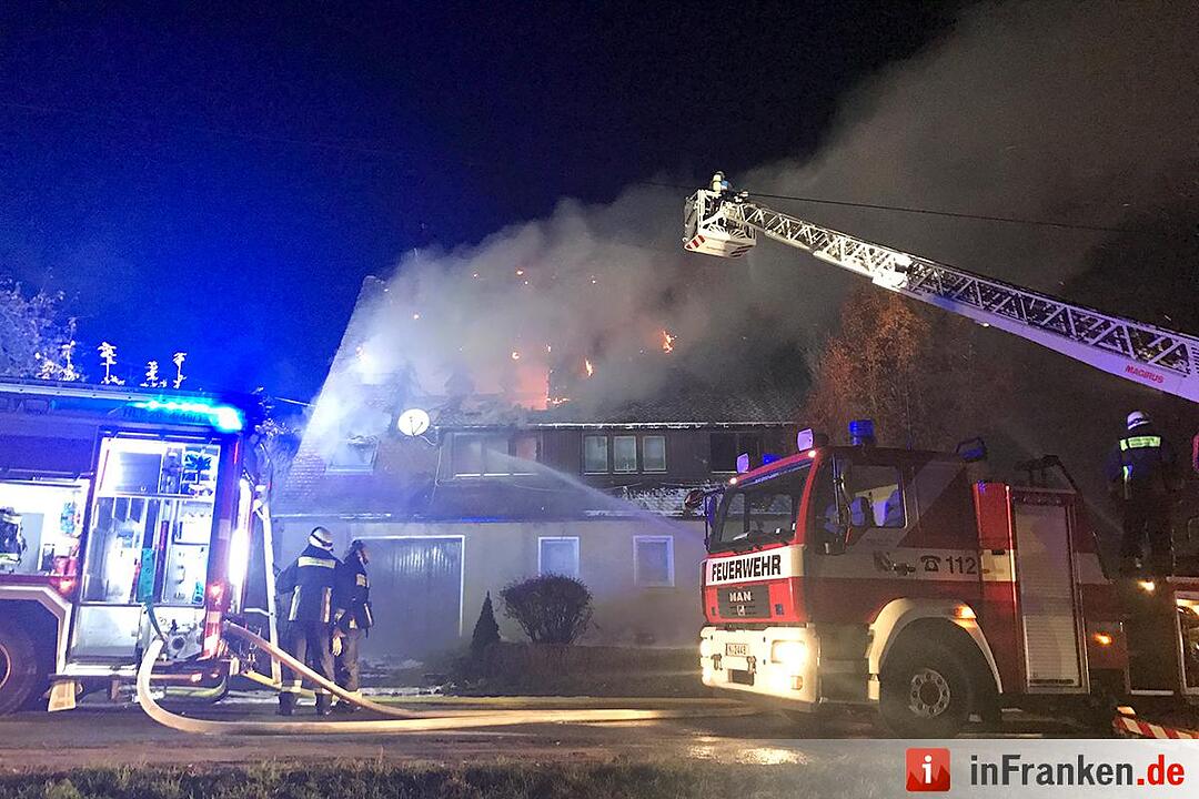 Wohnhaus in Vollbrand - Nürnberger Feuerwehr im Großeinsatz