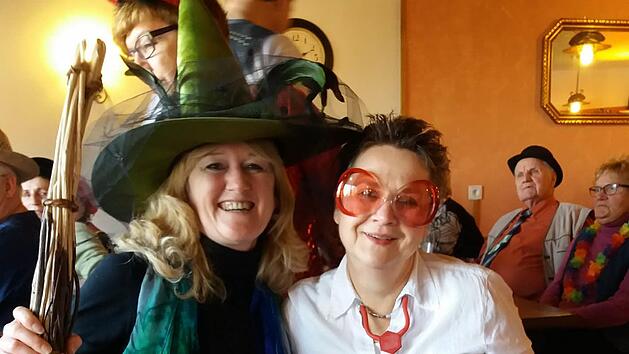 Lustige Kost&uuml;me und gute Stimmung herrschte beim Rh&ouml;nklub-Fasching in Pfaffenhausen. Im Bild: Tourismus-Chefin Elfriede B&ouml;ck und Brigitte Keidel, die als gestresster Psychiater in die B&uuml;tt trat. Foto: Franz Herrler