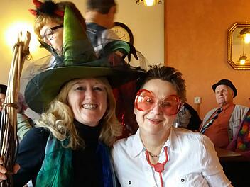 Lustige Kostüme und gute Stimmung herrschte beim Rhönklub-Fasching in Pfaffenhausen. Im Bild: Tourismus-Chefin Elfriede Böck und Brigitte Keidel, die als gestresster Psychiater in die Bütt trat. Foto: Franz Herrler