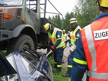 Das Technische Hilfswerk hat im vergangenen Jahr in 15 Fällen Feuerwehren und Rettungskräfte bei großen Notfällen unterstützt. Das Foto zeigt eine Übung des THW-Ortsverbandes Bad Kissingen. Foto: Archiv/ Peter Rauch