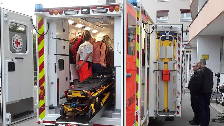 Gedränge herrschte bei der Einweisung im Rettungswagen. Alle Beteiligten wollten sich natürlich hautnah über die verschiedenen interessanten Neuerungen ihres künftigen Einsatzfahrzeuges informieren. Foto: Rolf Pralle