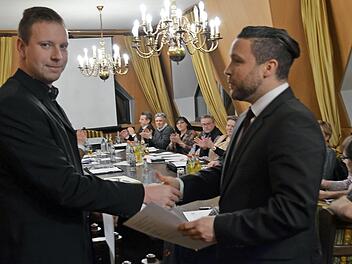 Bürgermeister Martin Finzel (rechts) vereidigt das neue Gemeinderatsmitglied Alexander Zech.  Foto: Gabi Bertram