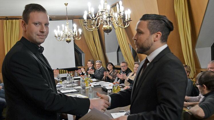 Bürgermeister Martin Finzel (rechts) vereidigt das neue Gemeinderatsmitglied Alexander Zech.  Foto: Gabi Bertram