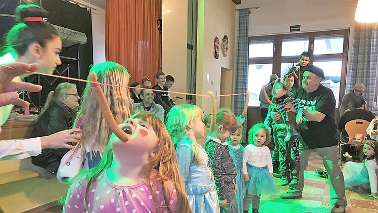 Beim "Wienerla"-Schnappen in Wickendorfer Pfarrsaal durften sich nicht nur die Kids versuchen. Foto: Uwe Thoma