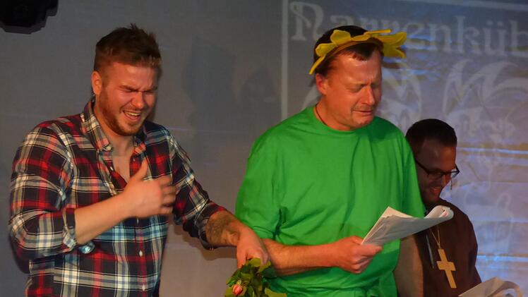 Ex-Kirchenpfleger Bernhard Schrüfer (Michi Stenglein) und sein  Bruder Marktgemeinderat und Gärtnermeister "Die Blume" Konrad Schrüfer  (Hans-Peter Wolf) weinen bitterlich weil der Kirche das Geld für die  Sanierung der Klosterkirche wegen des Rathausbaus im Pfarrhaus ausgegangen  ist. Foto: Thomas Weichert
